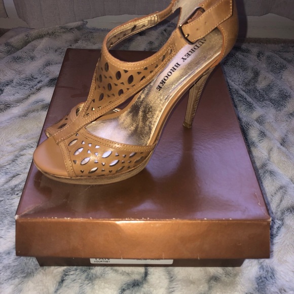 Audrey Brooke tan stilettos sandals heels - Picture 2 of 5